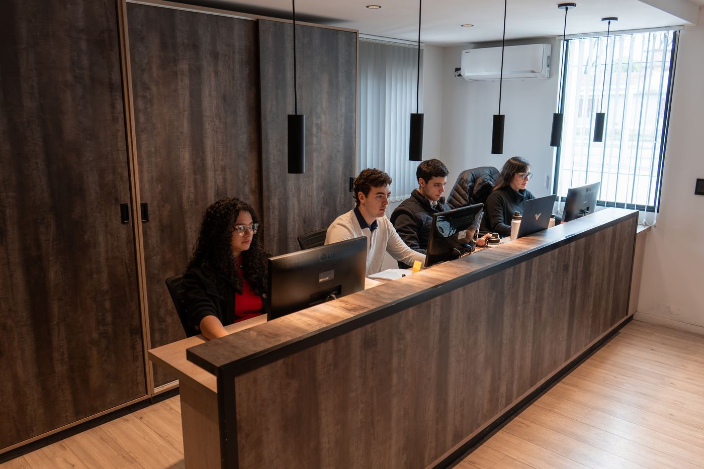 Equipo comercial de MEC trabajando en oficina